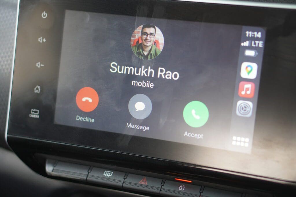 Incoming call on CarPlay