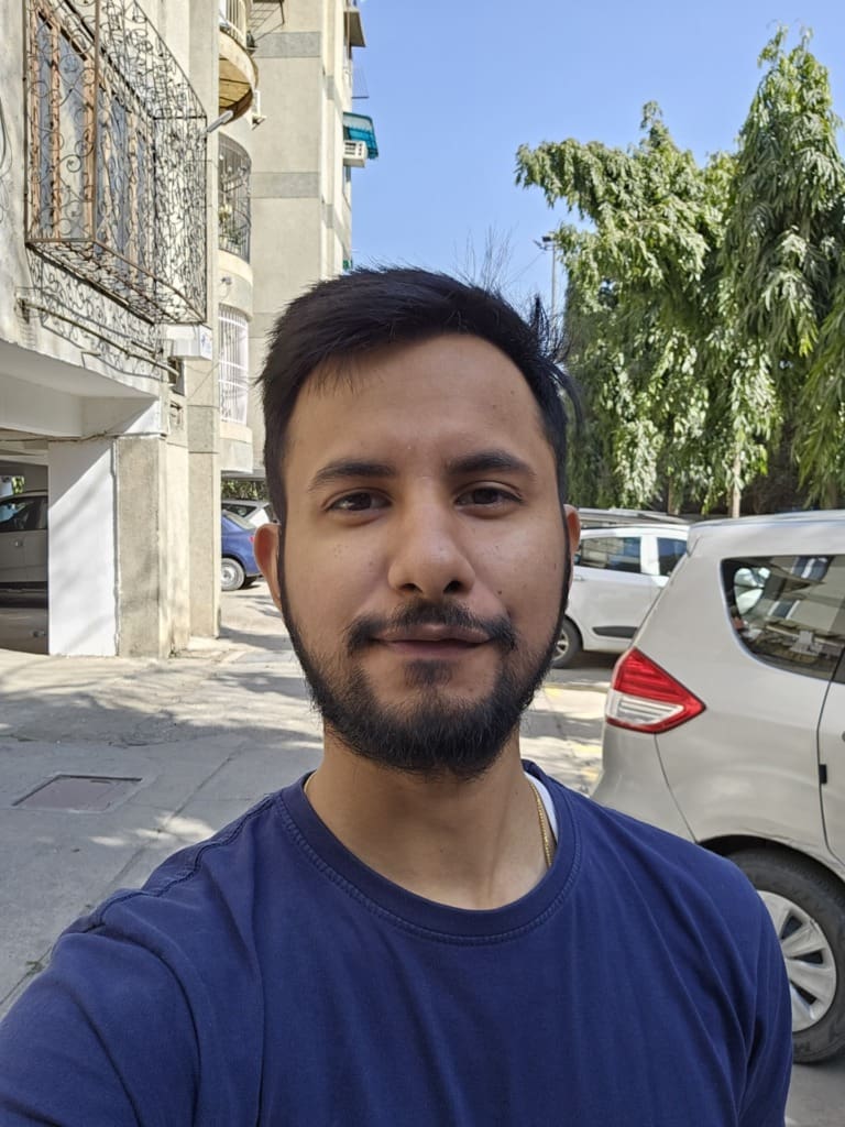 Samsung Galaxy S23 Plus selfie against the sun